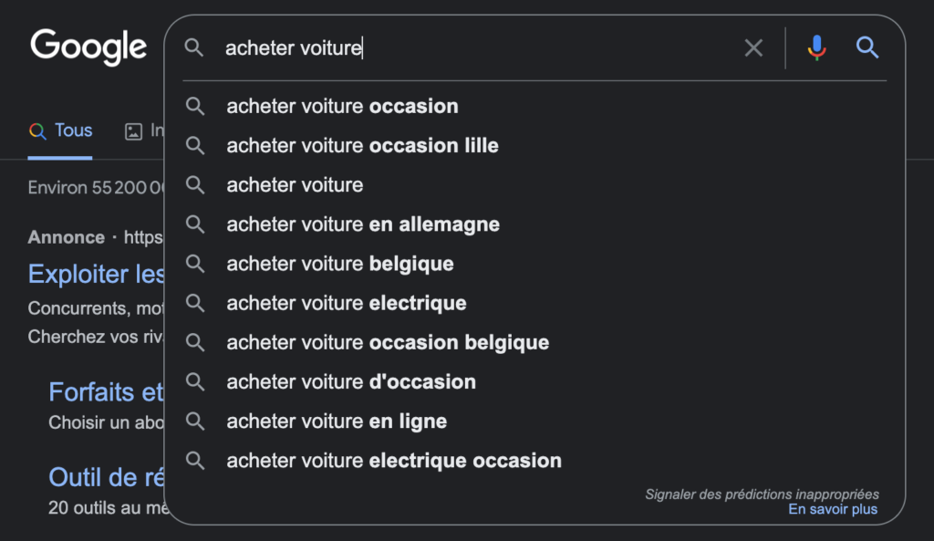 Google Suggest propose des requêtes en lien avec le texte saisi